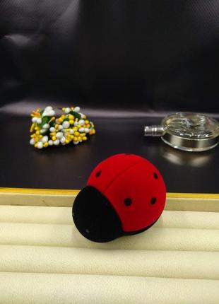 Ювелірна подарункова упаковка футляр коробочка для кільця сережок божа корівка оксамитова