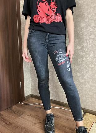 Чорні джинси скінні на середній посадці