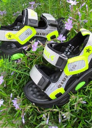 Неймовірно легкі, гнучкі і світловідбиваючі босоніжки для хлопчиків