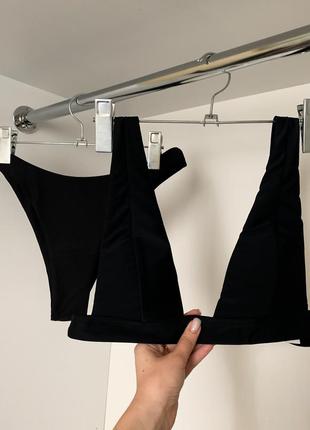 Чёрный купальник с декольте вырезом бразилиана бикини с завышенными высокими плавками