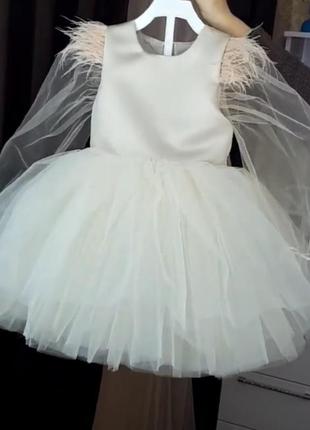 Воздушное платье с перьями2 фото