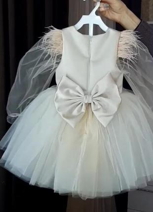 Воздушное платье с перьями1 фото