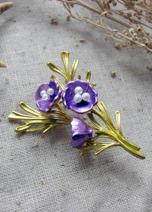 Яскрава брошка з фіолетовими квітами гілка брошка з емаллю. колір фіолетовий золото
