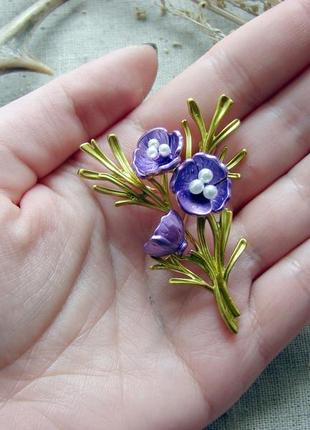 Яскрава брошка з фіолетовими квітами гілка брошка з емаллю. колір фіолетовий золото2 фото