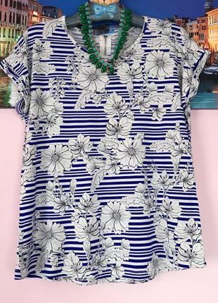 Стильна футболка в квіти