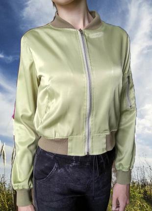 Трендовая короткая салатовая курточка без подкладки/бомбер2 фото