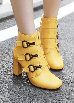Желтые ботинки на каблуке эко кожа 🖤 обмен / ботильоны с пряжками на замке сапожки ботильоны10 фото