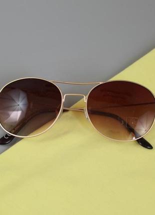 Стильні жіночі сонцезахисні окуляри бренду c&a
