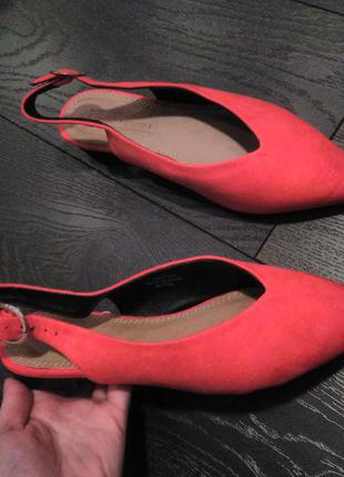 Красные балетки asos с заостренным носком и пряжками,красные сандалии3 фото