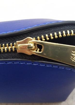 Яскраво-синя містка сумочка h&m home з лакової екошкіра. 5х23х5,5 см3 фото