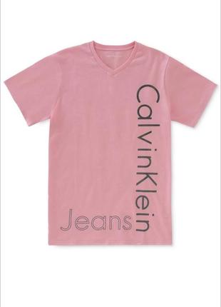 Розовая футболка с v-образной горловиной