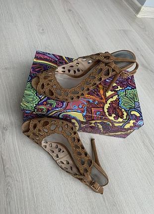 Босоніжки attizzare