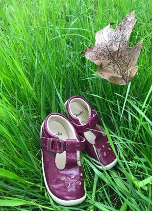 Ошатні сандалі туфлі clarks next