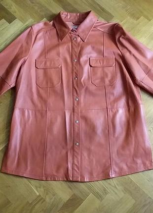 Очень красивая яркая кожаная куртка-рубашка. дефект!