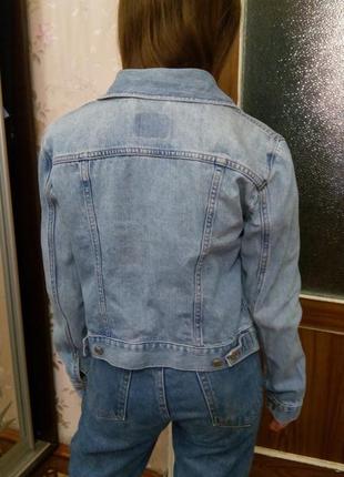 Джинсова курточка levis, коротка з потертостями.6 фото
