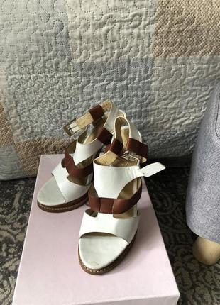 Босоніжки на підборах