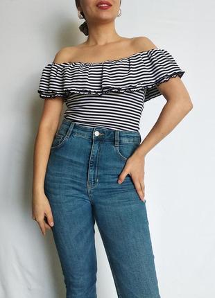 Футболка в черно-белую полоску