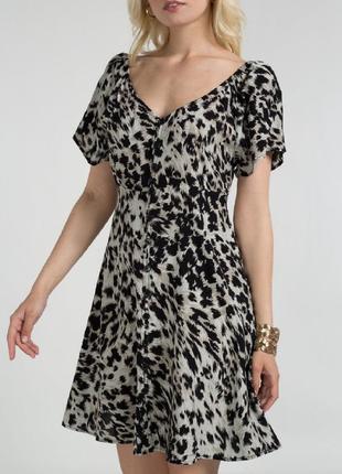 Платье актуальный принт
