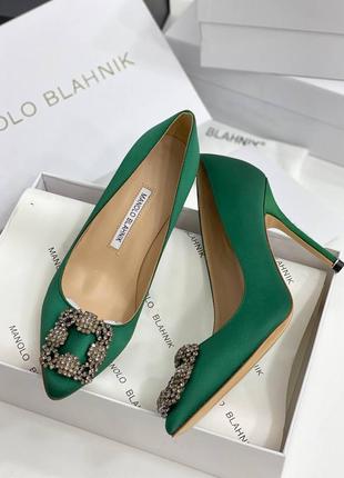 Зеленые атласные туфли manolo blahnik с брошью изумрудные лодочки маноло бланик  10 см