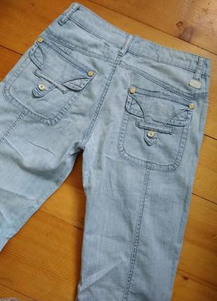 Гарні базові джинси декоровані накладними кишеньками3 фото