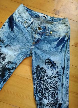 Стильные джинсы с классным анималистичным принтом2 фото