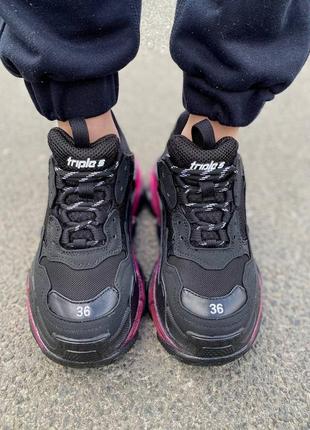 Кросівки жіночі