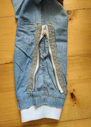 Красивые джинсы декорированы белыми манжетами и декоративными замками7 фото