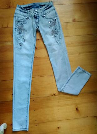 Гарні та якісні джинси з цікавим декором4 фото