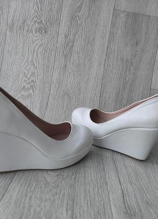 Туфлі білі на танкетці весільне взуття на платформі crystal queen4 фото