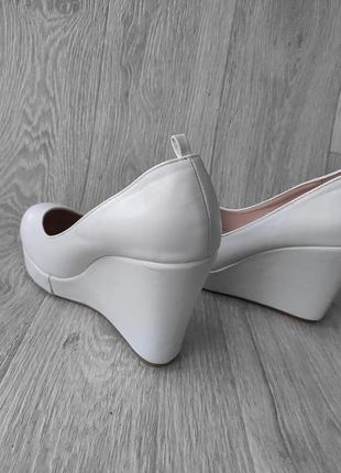 Туфлі білі на танкетці весільне взуття на платформі crystal queen3 фото