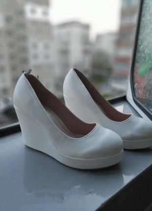 Туфлі білі на танкетці весільне взуття на платформі crystal queen2 фото