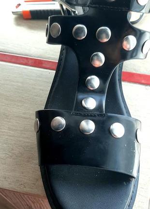 Сандалі з заклепками на платформі