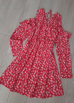 Новое! очень милое красное  платье в цветочный принт .