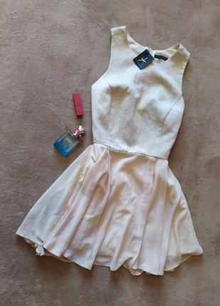 Нарядное нежное персиковое платье с пышной юбкой1 фото