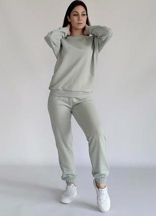 Женский спортивный костюм