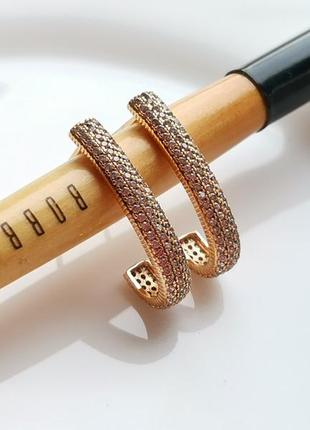 Серьги кольца, овальные серьги, серьги вытянутой формы с фианитами.