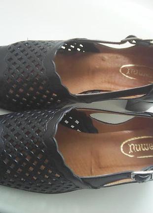 Шкіряні туфлі на зручному каблуці