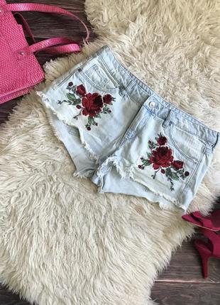 Джинсовые рваные шорты с вышивкой цветы1 фото