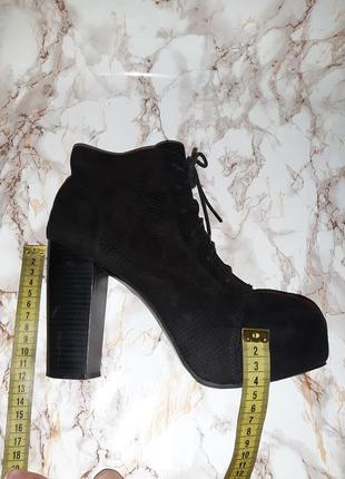 Черные ботиночки с шнурочками, тиснение под змею, на высоком каблуке и толстой подошве3 фото