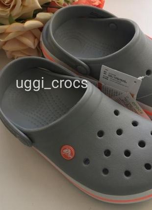 Крокс серые шлепки кроксы crocband light grey/bright coral3 фото