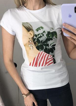 Белая футболка с принтом