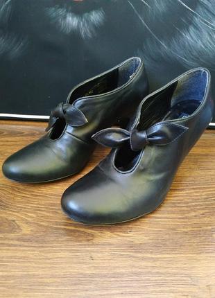 Туфли кожаные закрытые полуботинки 5th avenue каблук черные 38 размер