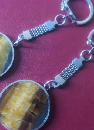 Брелок со вставкой из камня.