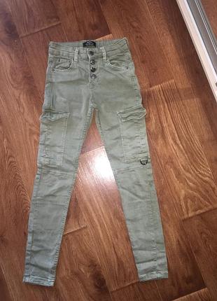 Джинсы хаки с накладными карманами bershka