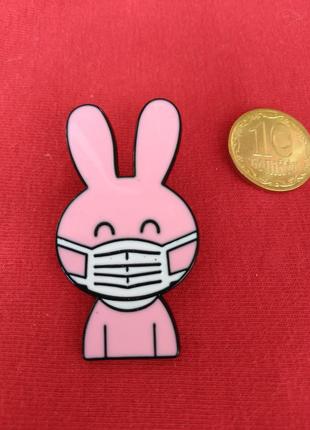 Значок заєць, значок заєць в масці значок зайчик пін заєць брошка заєць