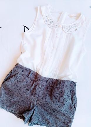 Комбінезон шортами на дівчинку сіро білий з кишенями і мереживом made with4 фото