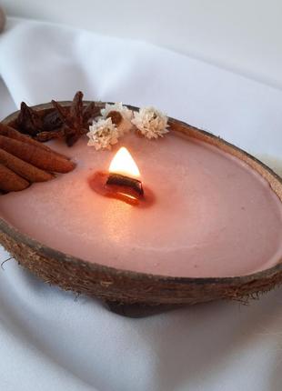 Соевая свеча в кокосе, ручная работа
