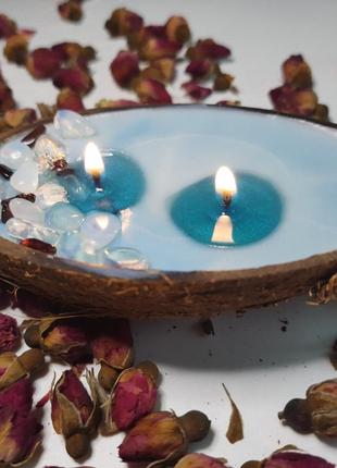 Свеча соевая в кокосе с натуральними камнями2 фото
