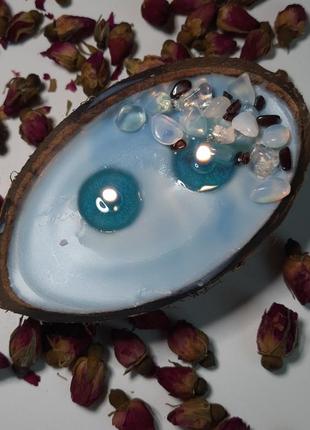 Свічка соєве в кокосі з натуральними каменями3 фото