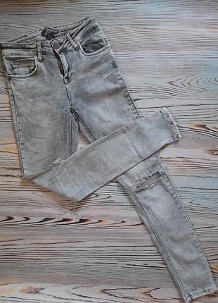 Джинси з рваними колінами